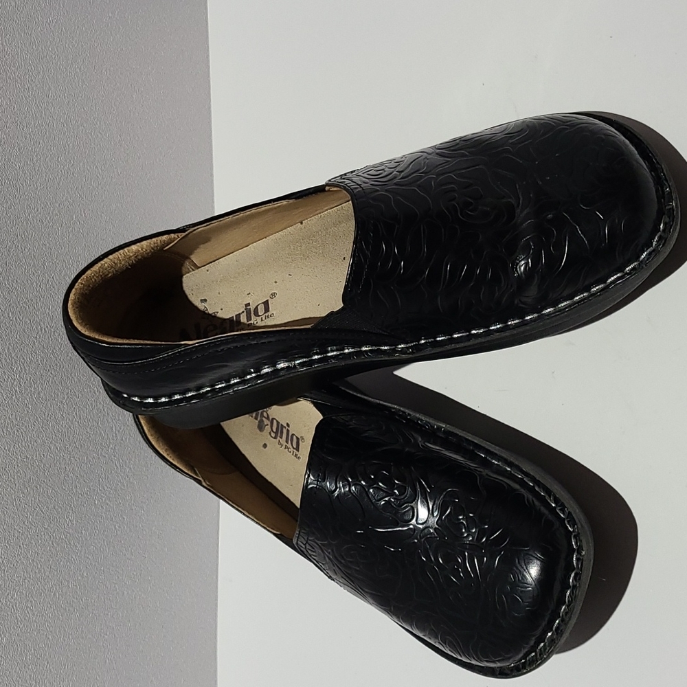 Alegria by PG Lite black patent leather clogs size 9